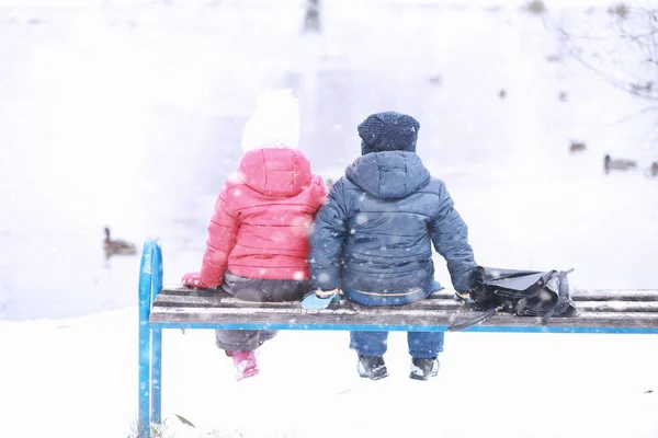 Kids walk in the park first snow — Stock Photo, Image