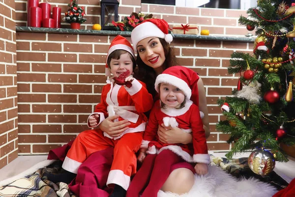 Papai Noel casal com gêmeos — Fotografia de Stock