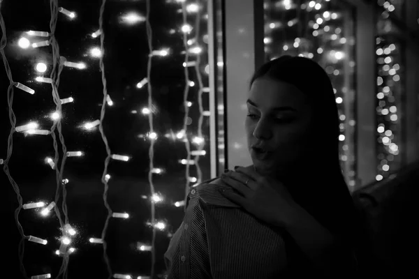 Het meisje in de avond in een café — Stockfoto