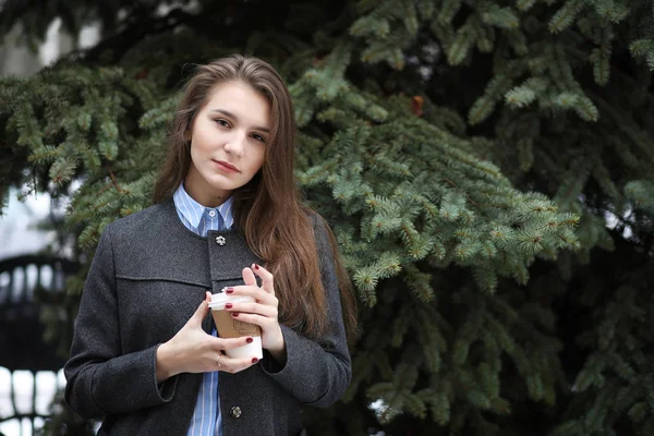 Chica joven con una taza de papel de café al aire libre —  Fotos de Stock
