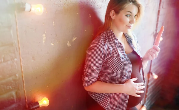 Embarazada joven hermosa chica en el noveno mes — Foto de Stock