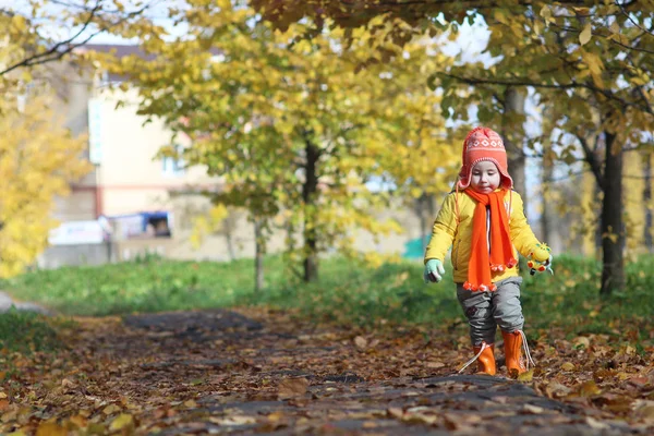 一个在公园里散步的小女孩 — 图库照片