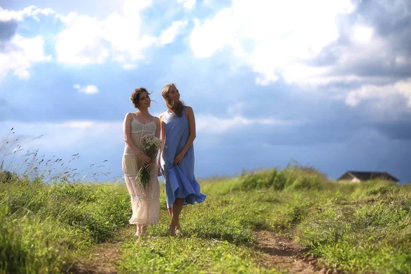 Genç kızlar alanına yürüyor