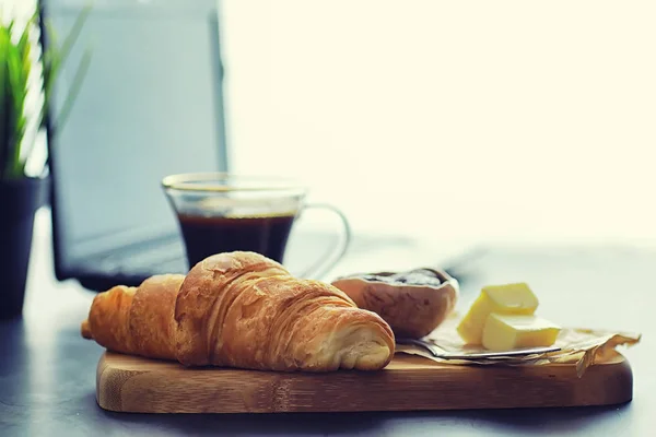 Pasteles frescos en la mesa. Croissant con sabor francés . — Foto de Stock