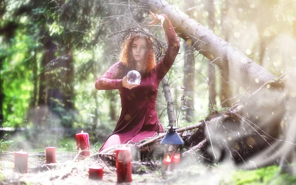 Heks ritueel in een forest — Stockfoto