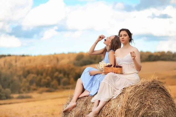 Deux filles en robes dans le champ d'automne — Photo