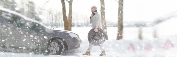 Bir adamın yanında bir kış gününde kırık bir araba — Stok fotoğraf
