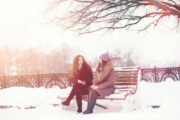 Una joven en un parque de invierno en un paseo. Vacaciones de Navidad en t — Foto de Stock