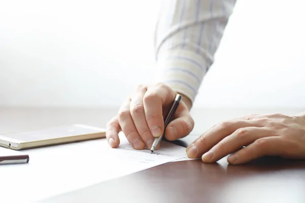 Obchodní schůzka. Muž podepíše smlouvu. Mužská ruka s perem mak — Stock fotografie
