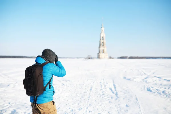 Cesta. Turista s fotoaparátem pořizuje fotografie krásných míst. — Stock fotografie