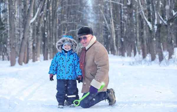Passeggiate in famiglia sul Winter Park durante il fine settimana — Foto Stock