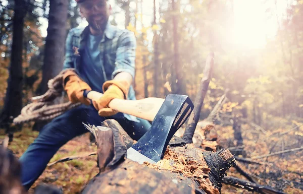 Male worker with an ax chopping a tree in the forest. — Foto de Stock