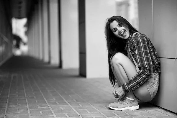 Menina em uma maquiagem de palhaço preto e branco — Fotografia de Stock