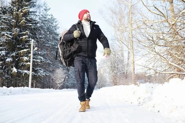 Muž cestuje s batohem. Zimní túra v lese. Touris — Stock fotografie