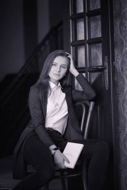 Bir kız bir kafede kahve içiyor. Bir kadın kahvaltı yapıyor