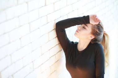 Genç bir kız rahat bir oda aittir