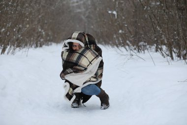 Güzel bir kış parkta güzel kız