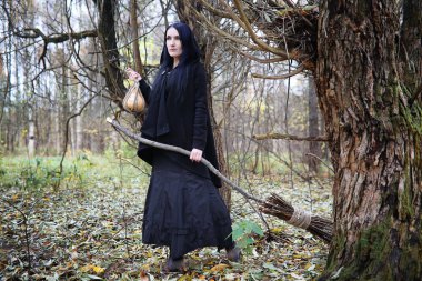 Bir ormandaki cadı elbiseli bir kadın