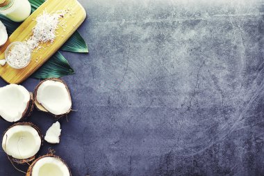 Koyu renkli bir masada hindistan cevizi. Hindistan cevizi yağı..