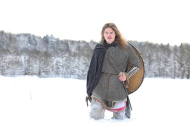 Defender'ı posta zırh genç savaşçı