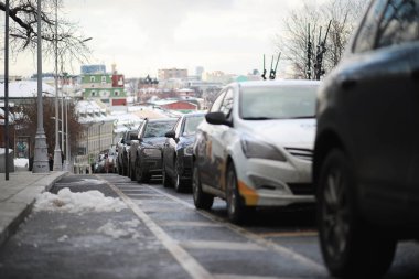 Genç çift kışın yürüyor