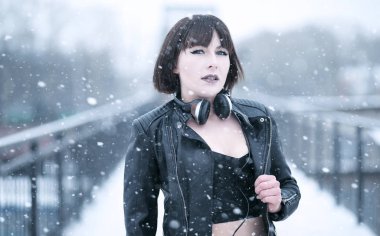 Kız müzik açık havada için dinlerken kulaklık