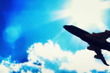 Uçak bulutların üstünde uçuyor..