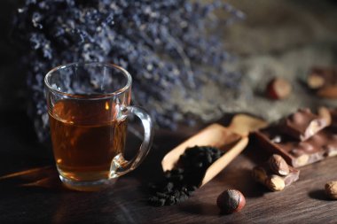 Bir hizmet tabloda çay demlendi