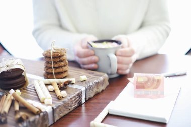 Kış kahvaltısı. Bir fincan kremalı sıcak çikolata ve...