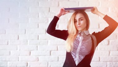 Genç güzel sarışın kız öğrenci