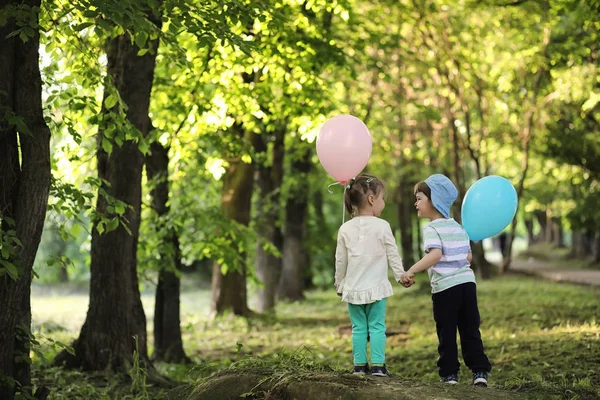 Les petits enfants marchent dans un parc — Photo