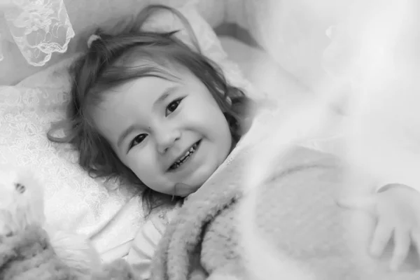 Kislány az ágy a párna — Stock Fotó