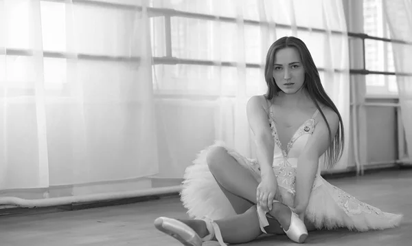 Jovem dançarina de balé em um aquecimento. A bailarina está se preparando para — Fotografia de Stock