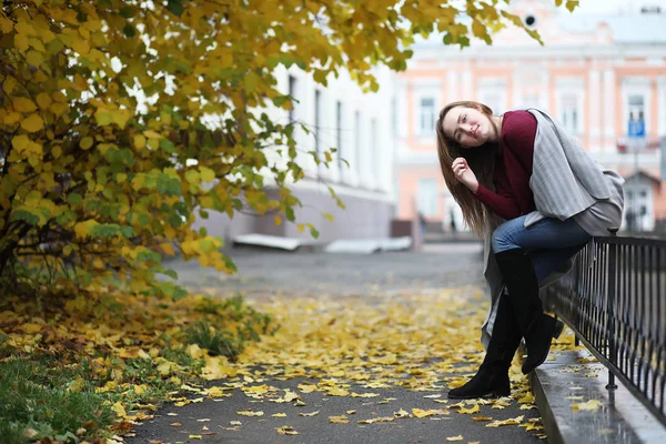 Chica joven en un paseo en el parque de otoño — Foto de Stock