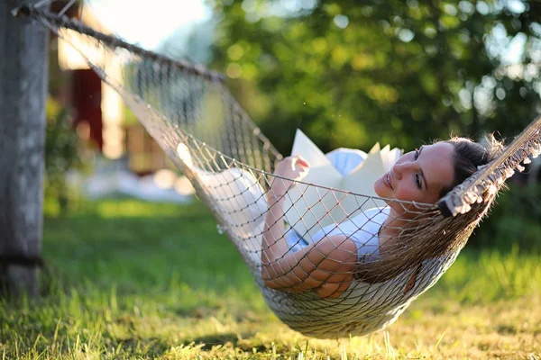 Mooi jong meisje liegen en lezen van een boek — Stockfoto