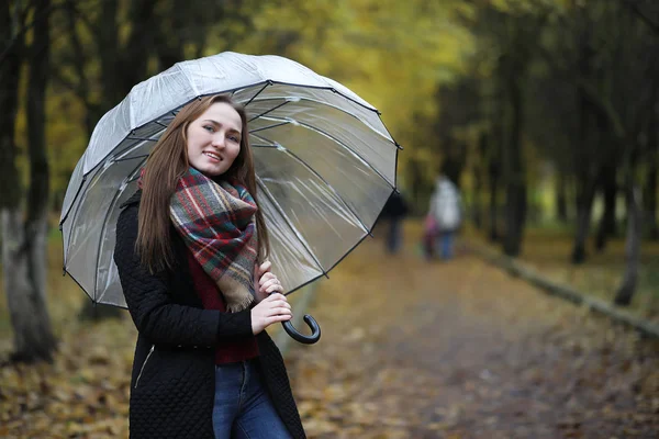 Fiatal lány sétál az őszi parkban — Stock Fotó