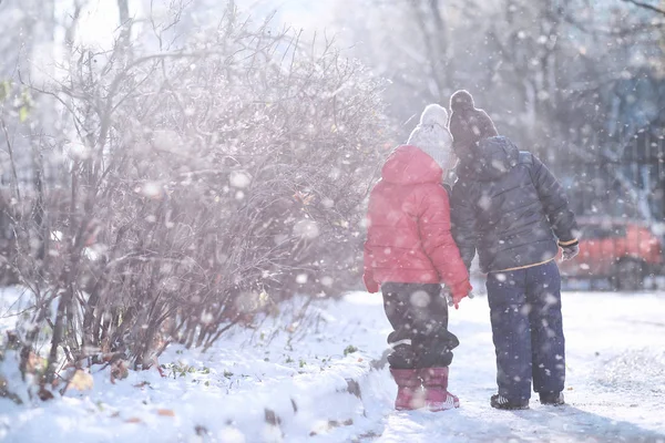 Gyerekek séta a parkban első hó — Stock Fotó