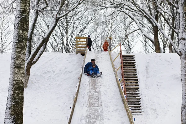 Kinder im Park im Winter. Kinder spielen mit Schnee auf dem Spielplatz — Stockfoto