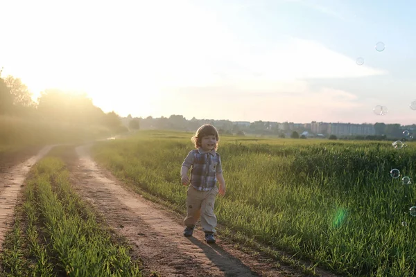 Bambini all'aperto sulla natura — Foto Stock