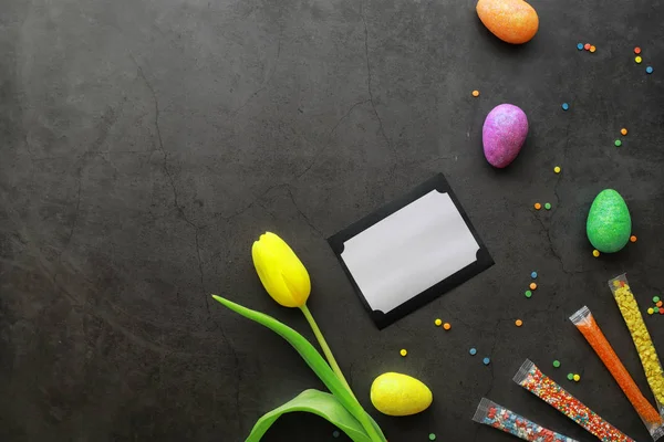 Fondo de Pascua sobre piedra negra. Huevos y dulces multicolores . —  Fotos de Stock