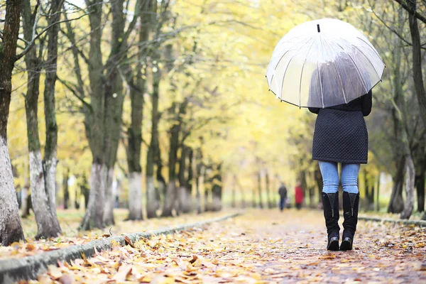 Fiatal lány sétál az őszi parkban — Stock Fotó