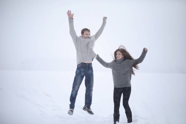 aşıklar bir tarihte kış öğleden sonra kar kar fırtınası çifti