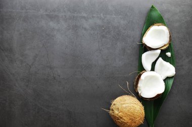 Koyu renkli bir masada hindistan cevizi. Hindistan cevizi yağı..