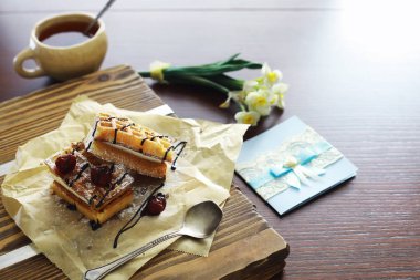 Doldurulmuş Viyana waffle 'ı. Kahve masası. Bir set mis kokulu c