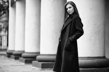 Kız bir ceket siyah beyaz fotoğraf