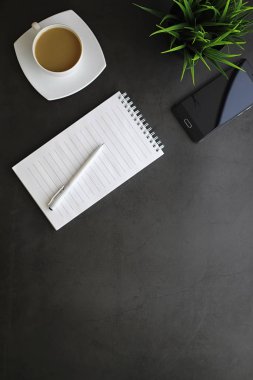 Ofis masaüstü arka planında bir fincan kahve ve uten yazısıyla