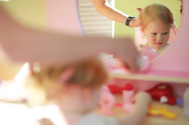 Küçük bir çocuk oyuncak aksesuarlarıyla oynuyor.