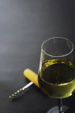 Masada şeffaf beyaz şarap şişesi var. Beyaz şarap!