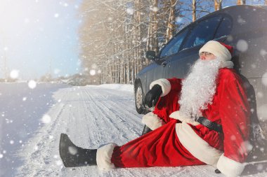 Noel Baba hediyeleri ile açık gelir. Noel Baba kırmızı bir SÜ