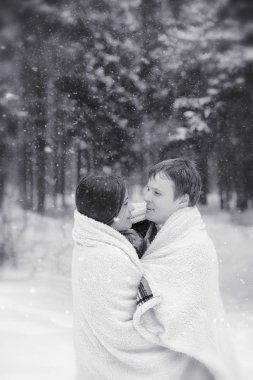 Sevgi dolu bir çift bir kış yürüyüş. Erkek ve kadın bir tarihte